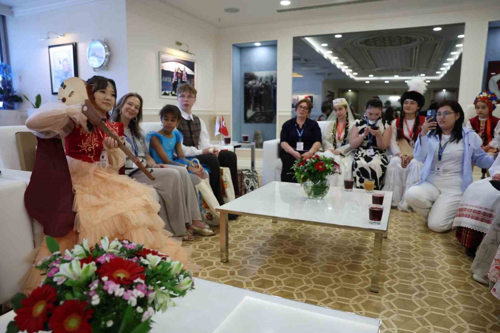 Başkan Vekili B&uuml;şra &Ouml;zdemir d&uuml;nya &ccedil;ocuklarını ağırladı
