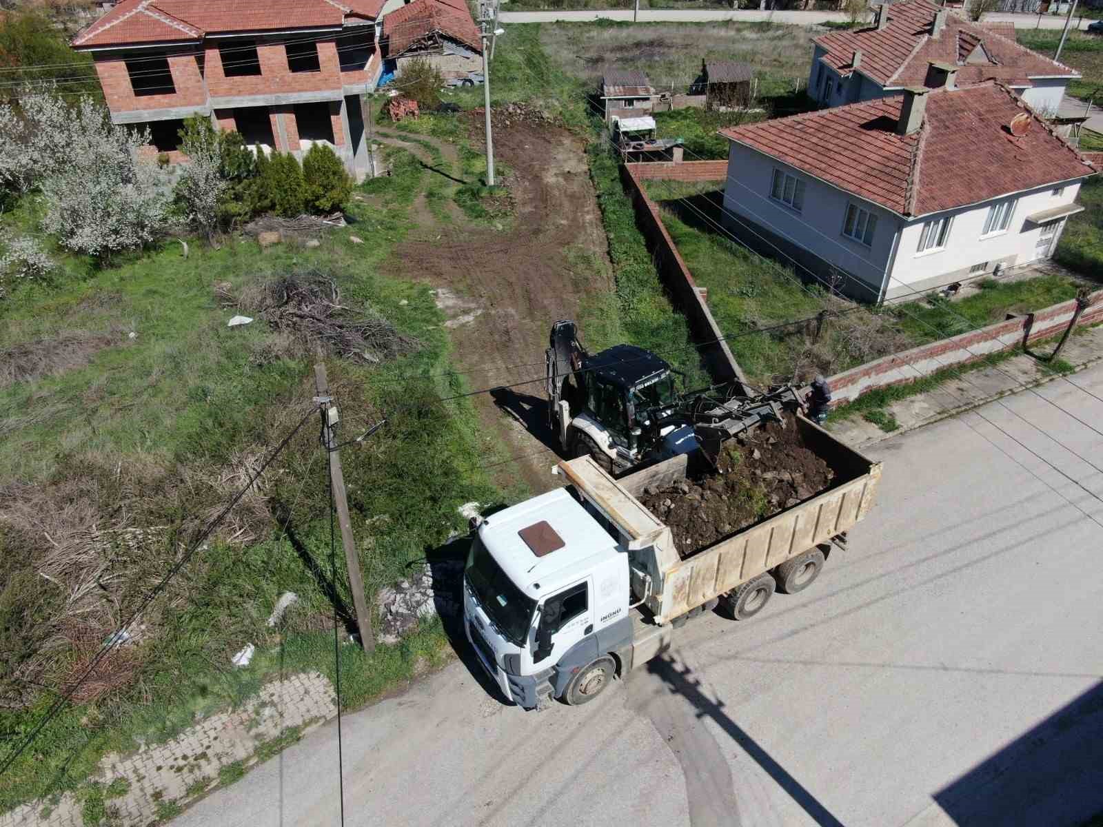 İn&ouml;n&uuml; Belediyesi&rsquo;nin yol &ccedil;alışmaları aralıksız s&uuml;r&uuml;yor
