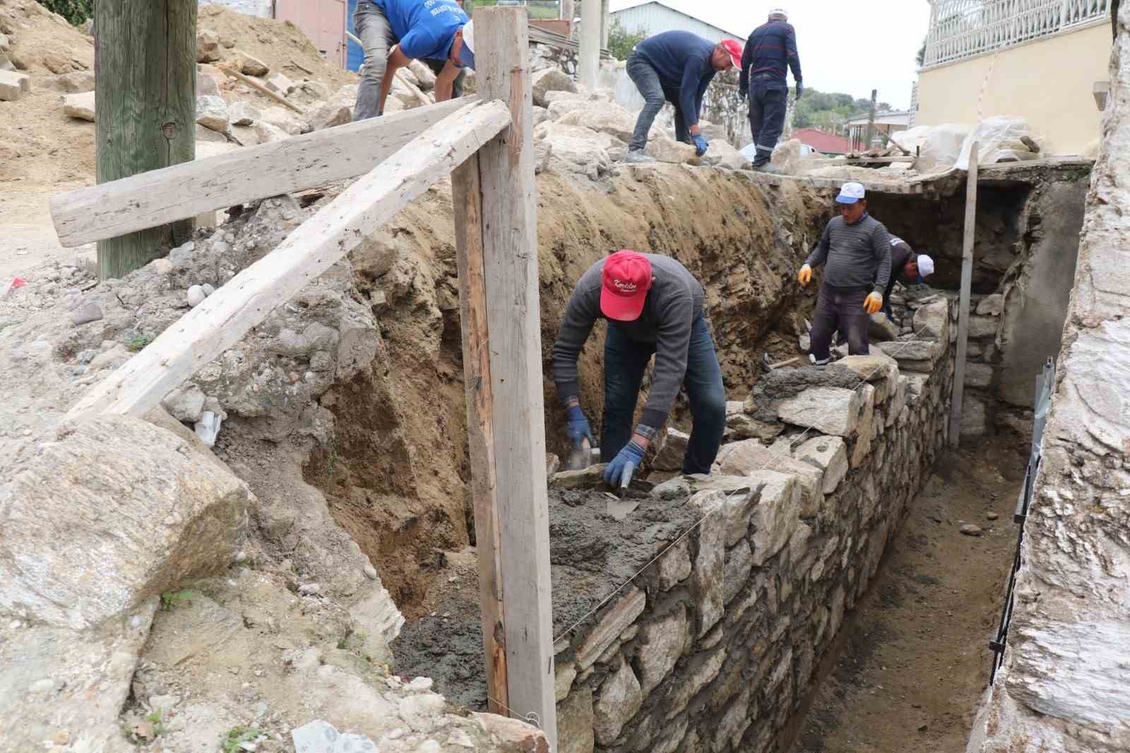 Bozdoğan Belediyesi Alamut Mahallesi&rsquo;nde taş duvar &ccedil;alışmasını tamamladı
