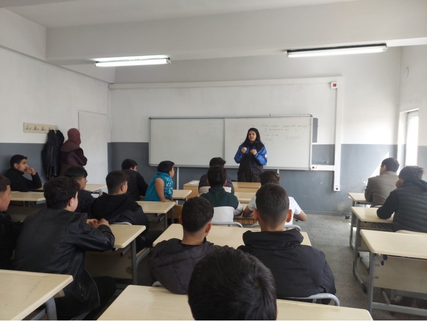 2 bin 316 &ouml;ğrenciye polisten bilin&ccedil;lendirme eğitimi
