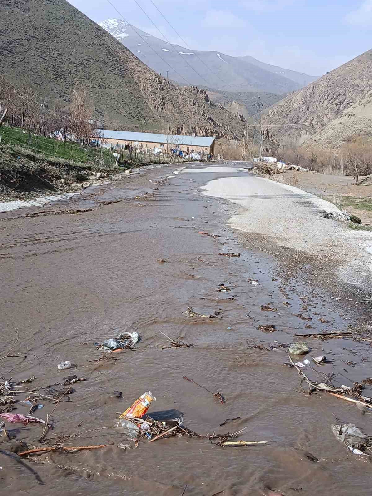 Y&uuml;ksekova&rsquo;da ahırları su bastı: Mahsur kalan hayvanlar kurtarıldı
