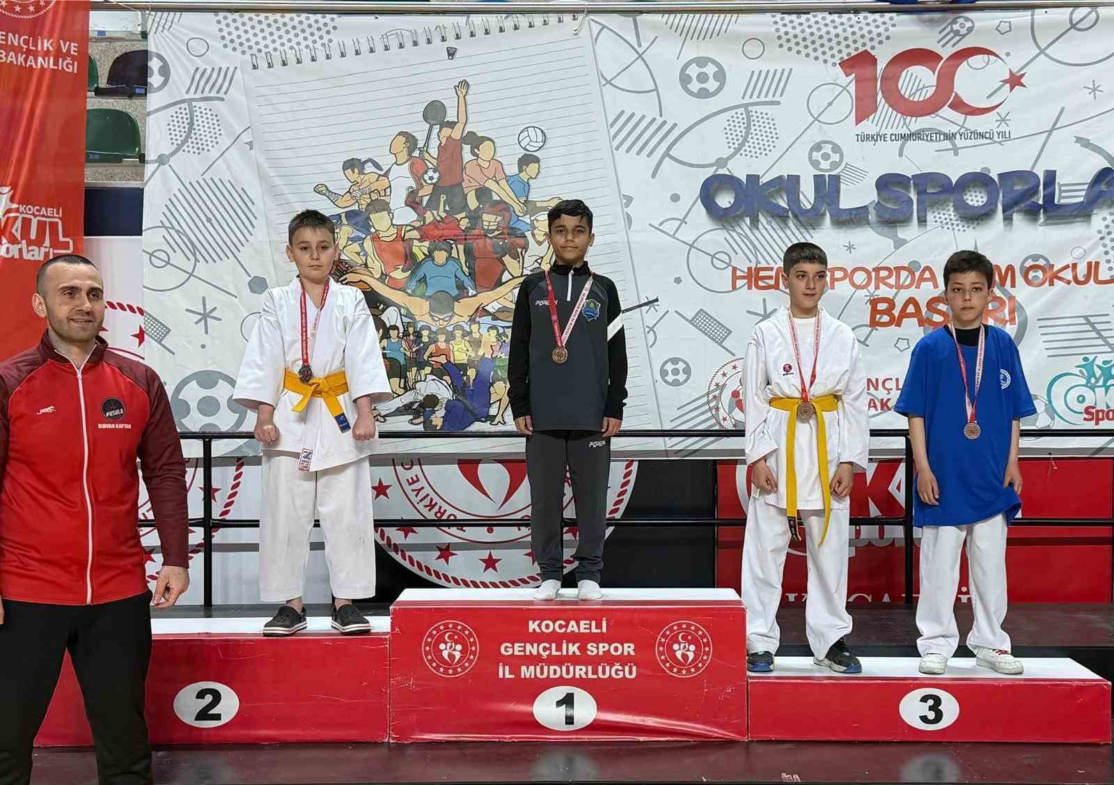 &Ccedil;ayırova&rsquo;ya karatede 15 madalya birden
