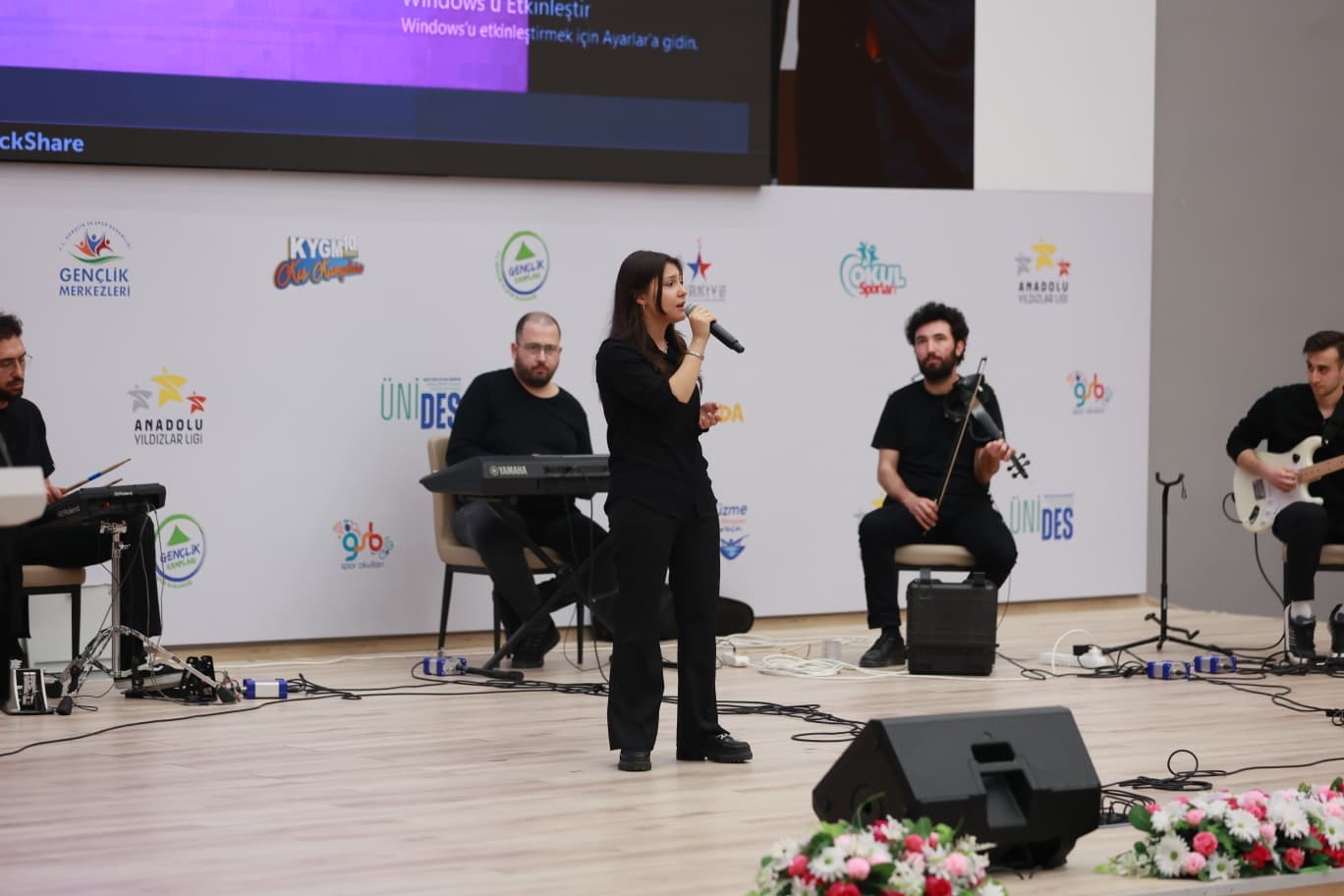 Gen&ccedil;ler k&uuml;lt&uuml;r sanat yarışmalarında sahnede boy g&ouml;sterdi
