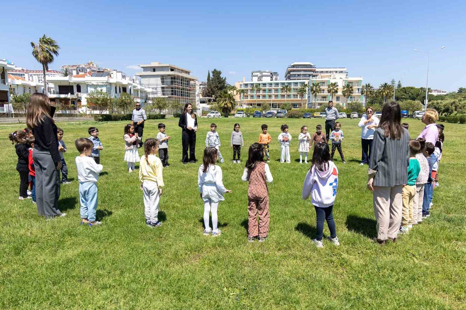 Manavgatlı minikler can dostları i&ccedil;in sahada
