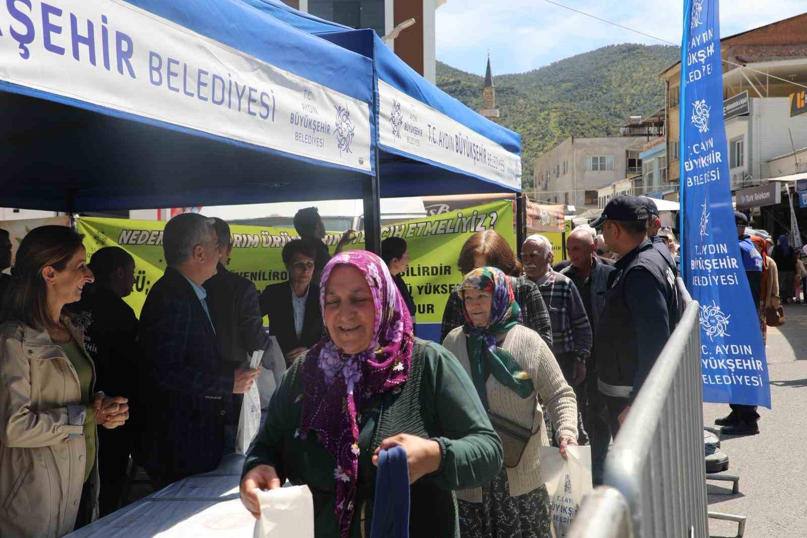 B&uuml;y&uuml;kşehrin fideleri Karacasu ve Ko&ccedil;arlı&rsquo;da dağıtıldı
