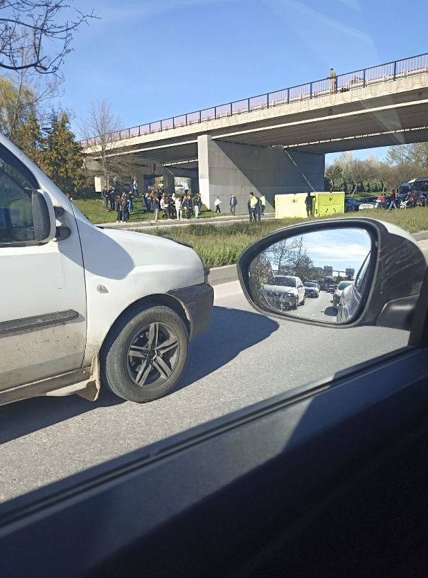 &Ccedil;evre yolunda intihar girişimi trafiği durma noktasına getirdi
