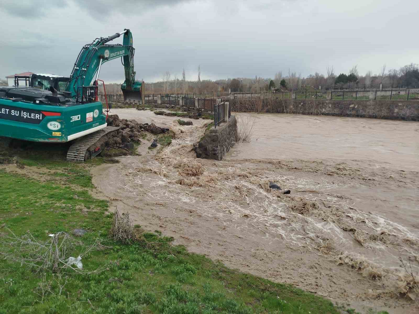 Malazgirt&rsquo;te sağanak yağış su baskınlarına yol a&ccedil;tı
