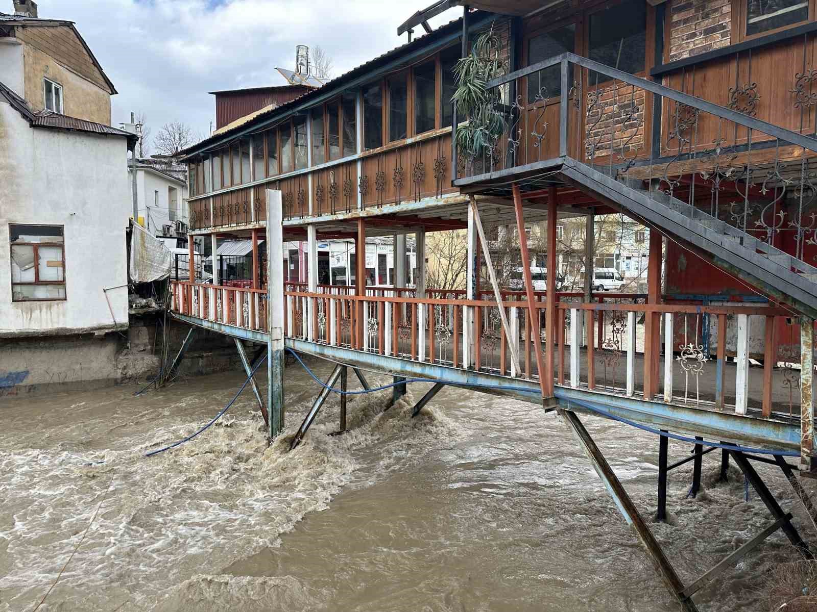 &Ccedil;atak&rsquo;ta aşırı yağış nedeniyle k&ouml;pr&uuml; ve &uuml;st&uuml;ndeki kafe tedbiren kapatıldı

