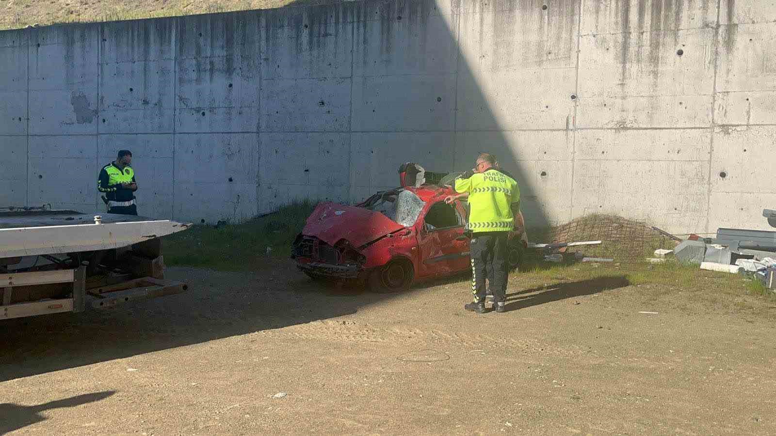 Düzce’de virajı alamayan otomobil bahçeye uçtu: 1 yaralı