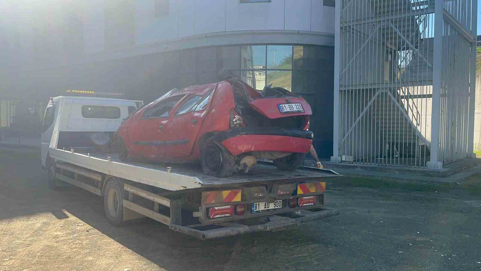 D&uuml;zce&rsquo;de virajı alamayan otomobil bah&ccedil;eye u&ccedil;tu: 1 yaralı
