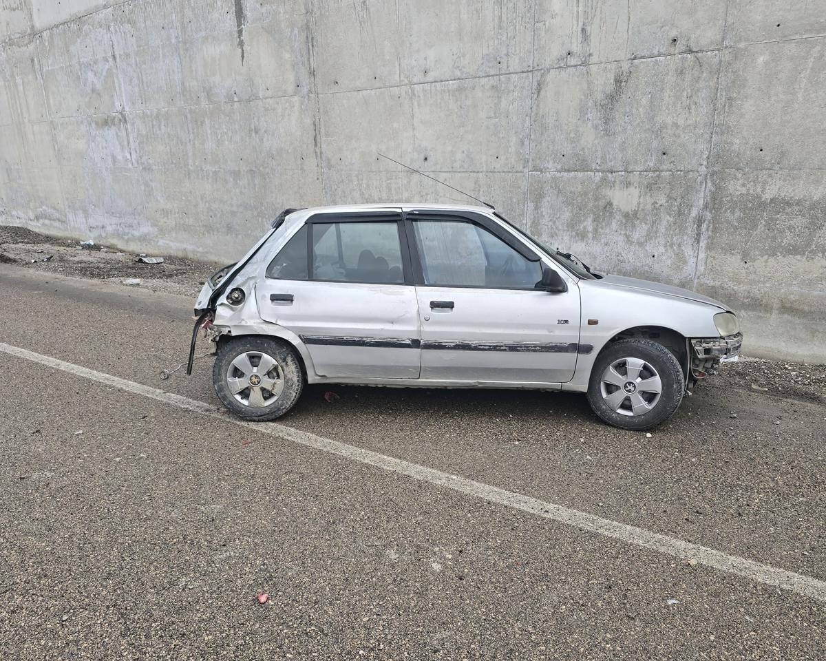 Kontrolden &ccedil;ıkan otomobil istinat duvarına &ccedil;arptı: 1 yaralı
