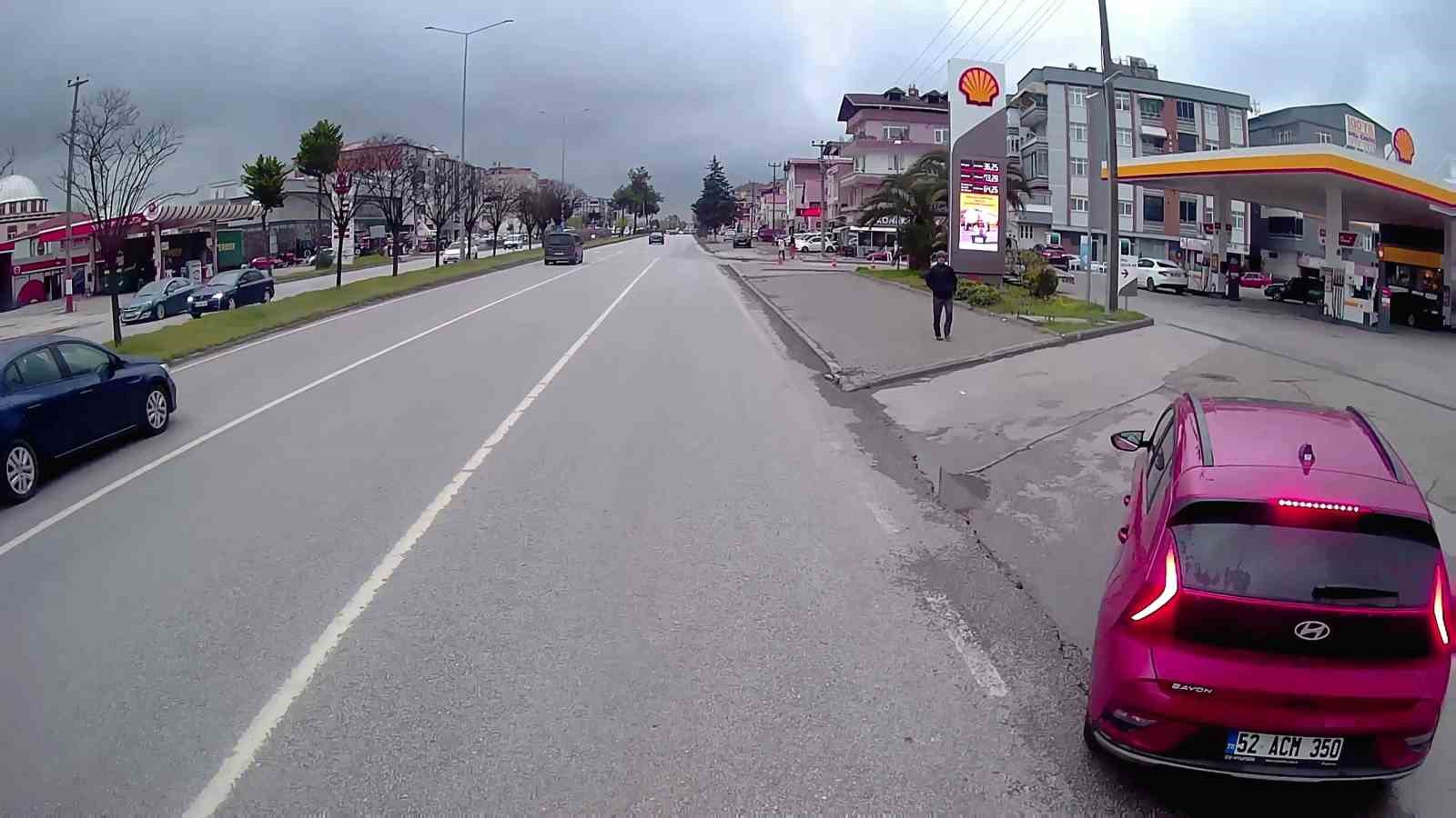 Samsun&rsquo;da aniden &ccedil;imento y&uuml;kl&uuml; tırın &ouml;n&uuml;ne &ccedil;ıkan otomobil y&uuml;rekleri ağza getirdi
