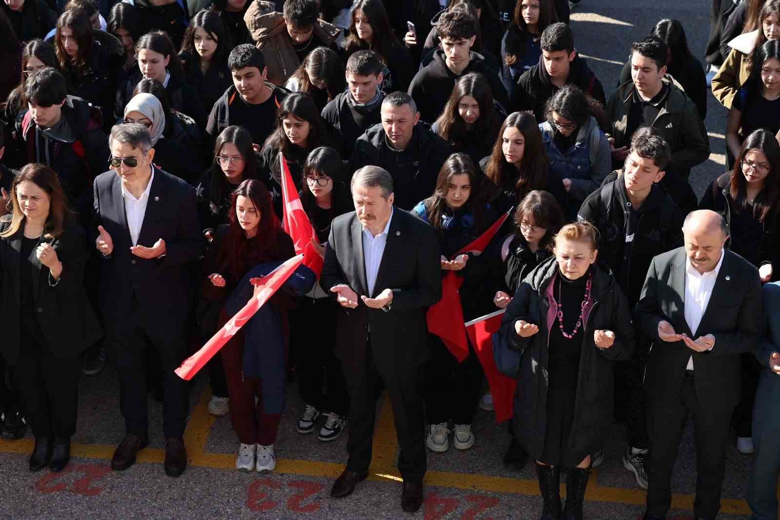 &Ouml;ğretmenler 81 ilde bayraklarla ders başı yaptı
