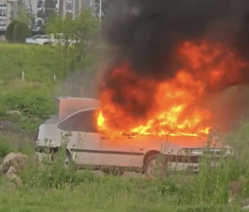 Osmaniye&rsquo;de park halindeki otomobil alev alev yandı
