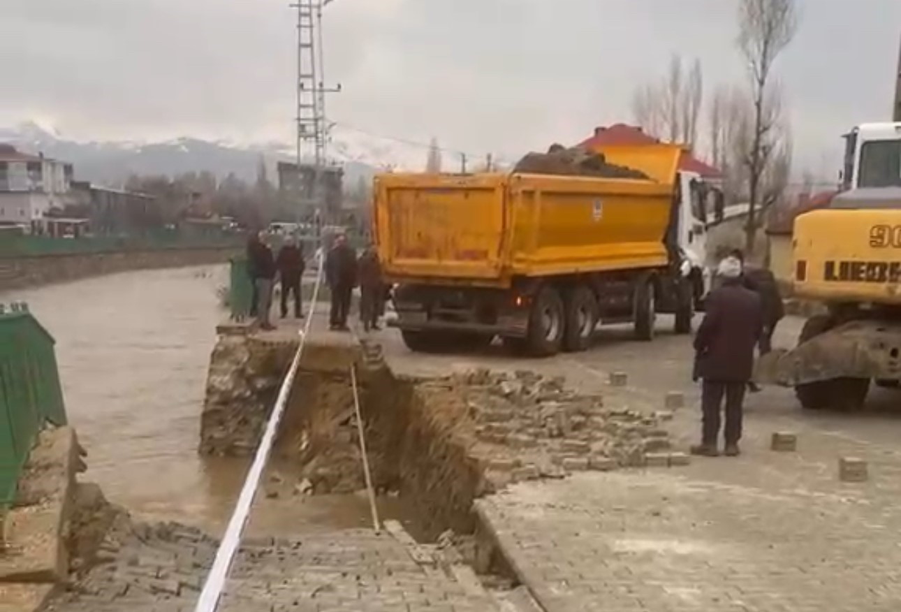 Y&uuml;ksekova&rsquo;da istinat duvarı &ccedil;&ouml;kt&uuml;
