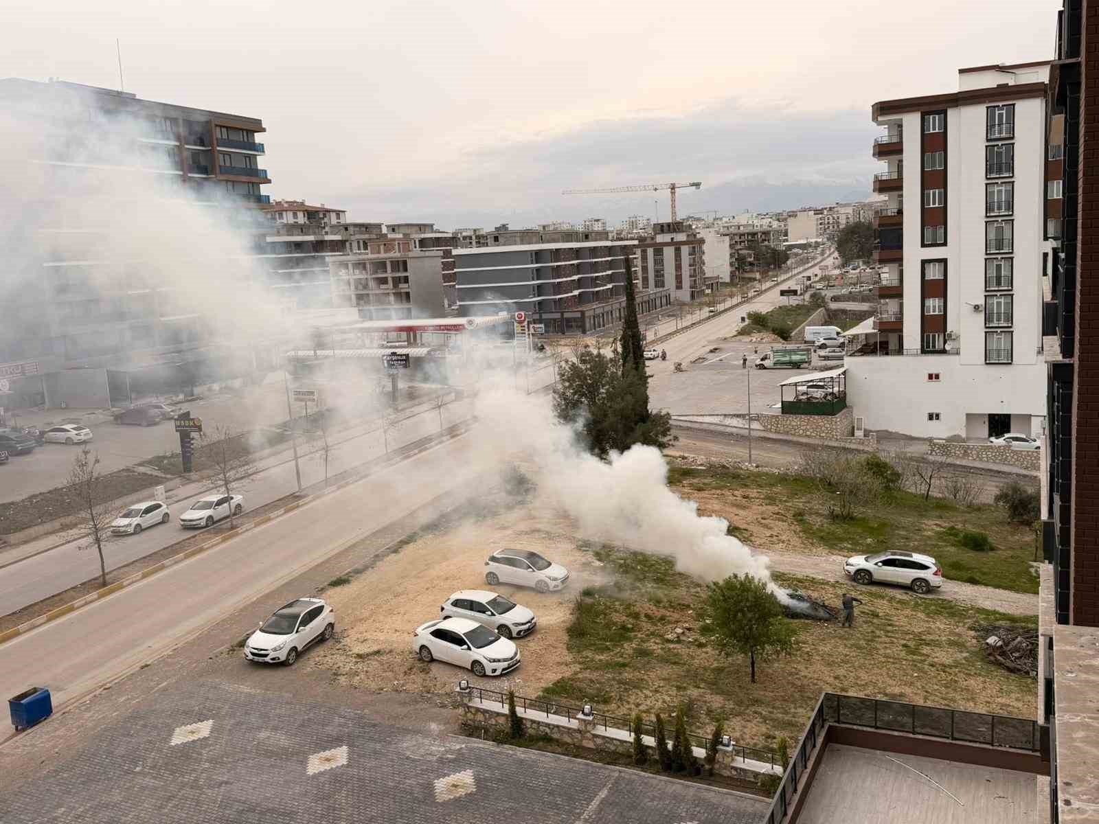 Vatandaşın yaktığı atık yangınını itfaiye ekipleri söndürdü