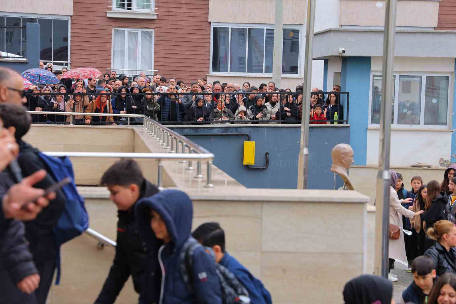 Saldırının gerçekleştiği okulun velileri çocuklarını öperek okula yolladı