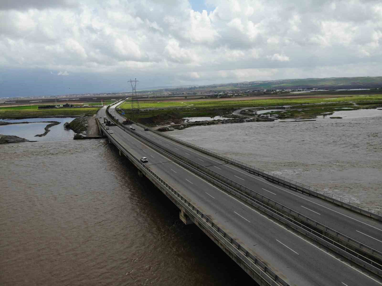 Batman’da sağanak yağış nedeniyle yol çöktü, Güney Çevre Yolu ulaşıma kapatıldı
