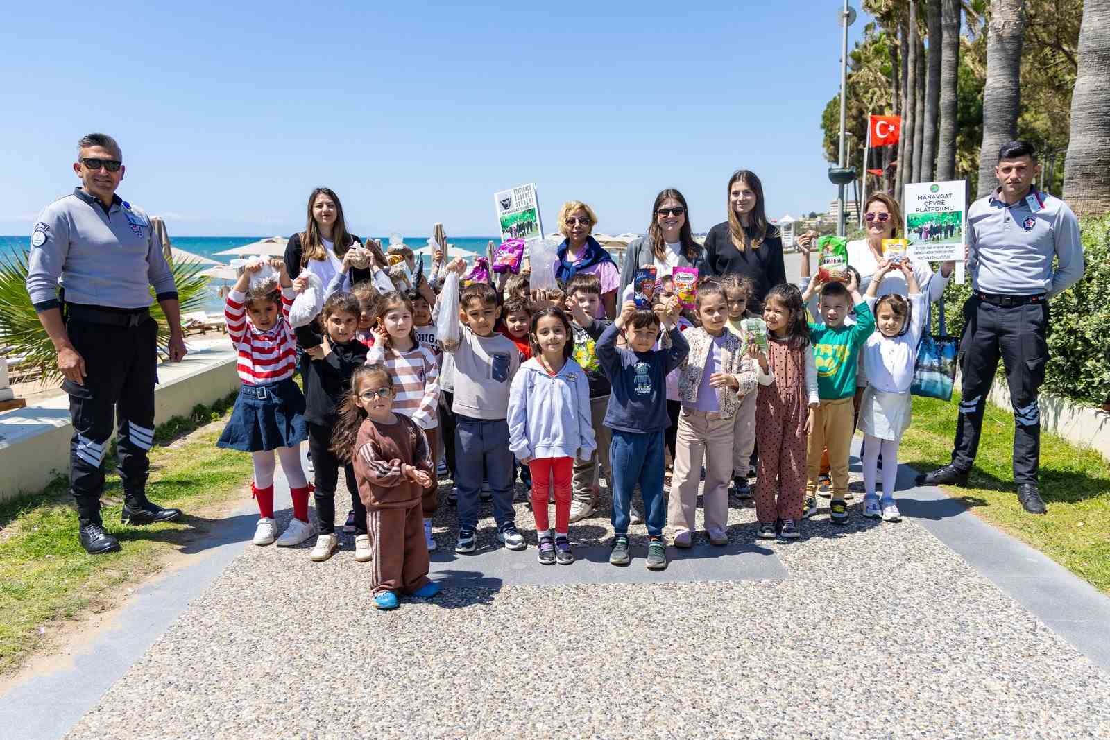 Manavgatlı minikler can dostları için sahada