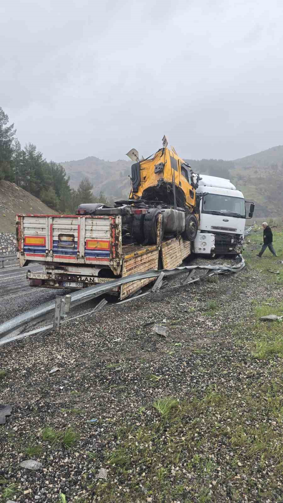 Kaza yapan tırı taşıyordu: O tır da kaza yaptı