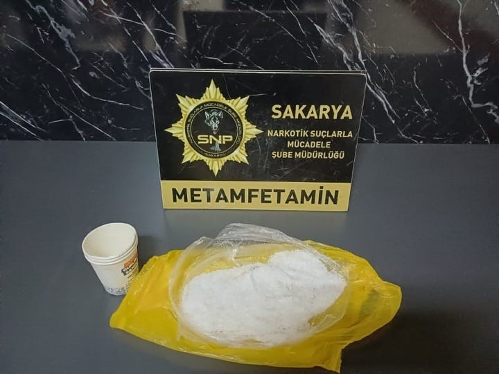 İstanbul&rsquo;dan Samsun&rsquo;a uyuşturucu taşıyan ş&uuml;pheliler Sakarya&rsquo;da yakalandı
