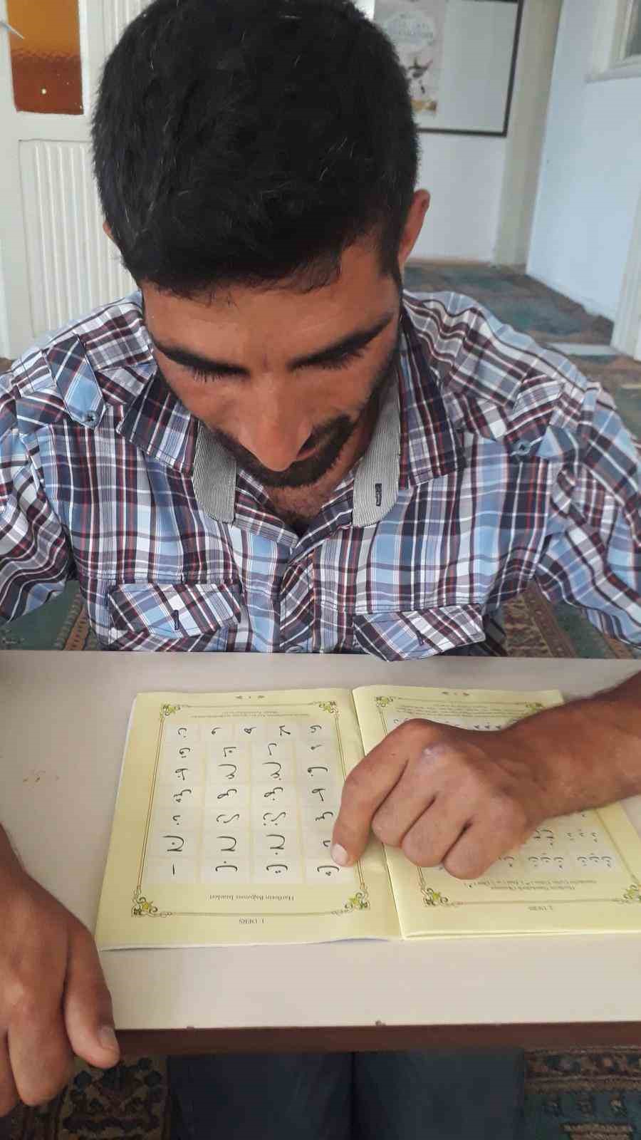 "K&ouml;y&uuml;n neşesi" engelli gen&ccedil; herkesi g&ouml;zyaşlarına boğdu: İmam ayakta durmakta g&uuml;&ccedil;l&uuml;k &ccedil;ekti
