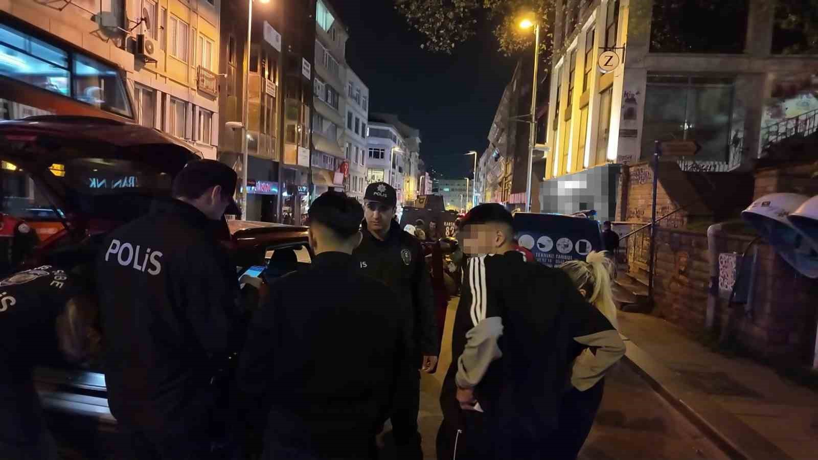 Kadık&ouml;y&rsquo;de polis ekipleri asayiş uygulaması ger&ccedil;ekleştirdi

