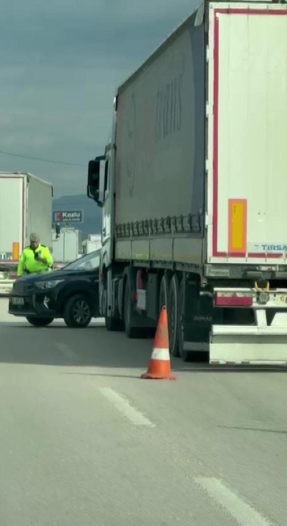 Tırın otomobili &ouml;n&uuml;ne katıp s&uuml;r&uuml;klediği kaza kamerada
