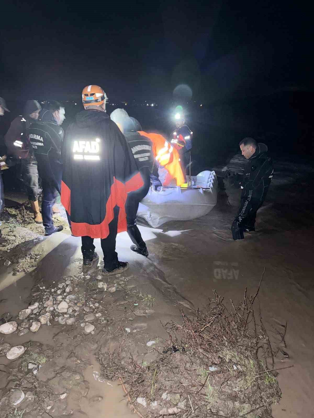Diyarbakır&rsquo;da selde mahsur kalan &ccedil;obanı AFAD ve JAK ekipleri kurtardı
