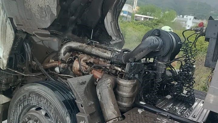 D&ouml;rtyol&rsquo;da tırın motorunda yangın &ccedil;ıktı
