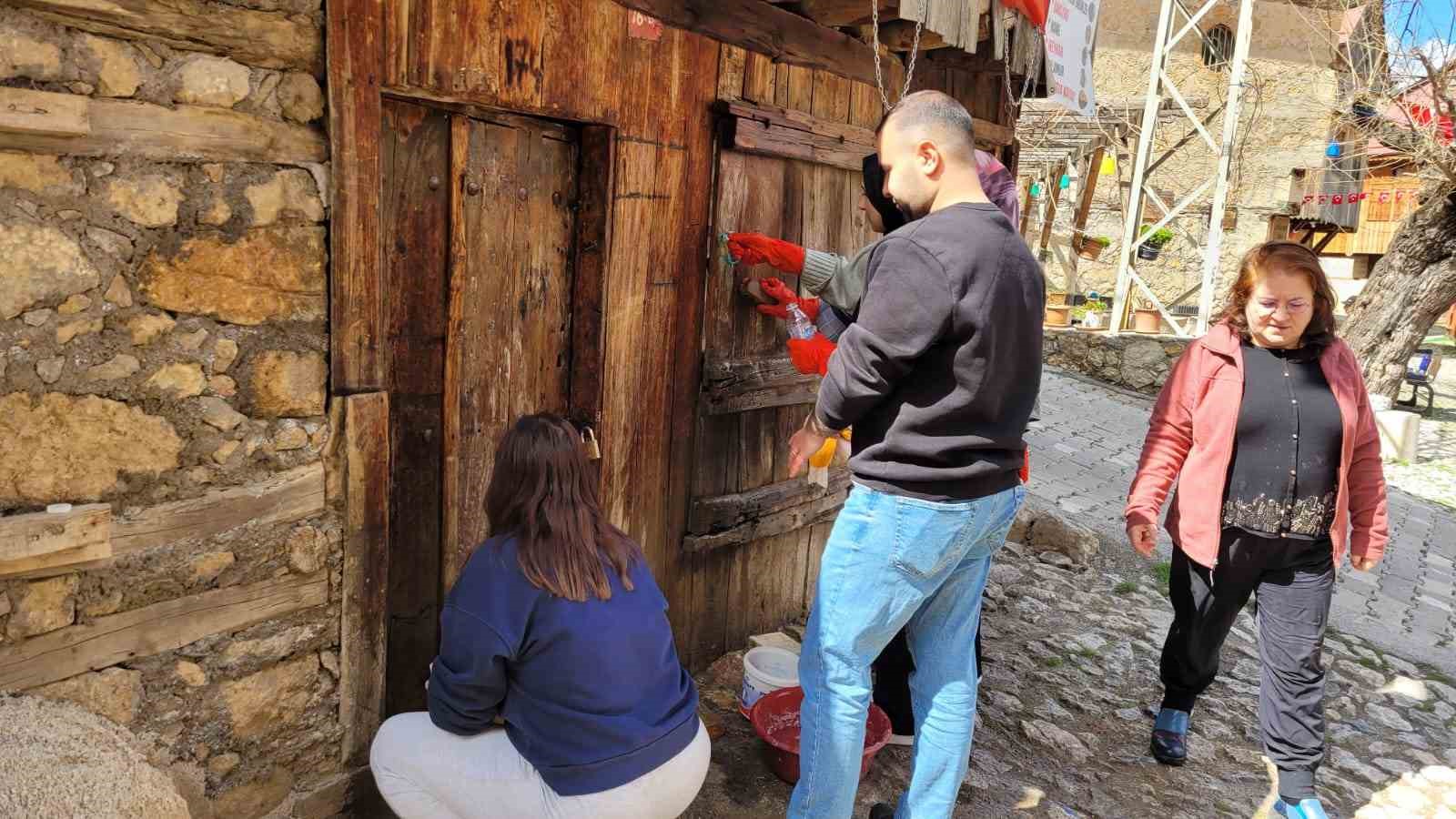 Kemaliye&rsquo;de ahşap mimarinin korunması i&ccedil;in akademik &ccedil;alışma başlatıldı
