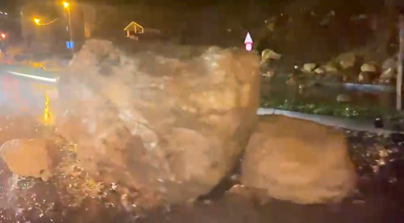 Şemdinli&rsquo;de yola dev kaya par&ccedil;aları d&uuml;şt&uuml;
