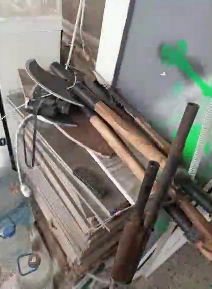 Balkonda silah, balta ve kılı&ccedil; sergileyen şahıs hayrete d&uuml;ş&uuml;rd&uuml;
