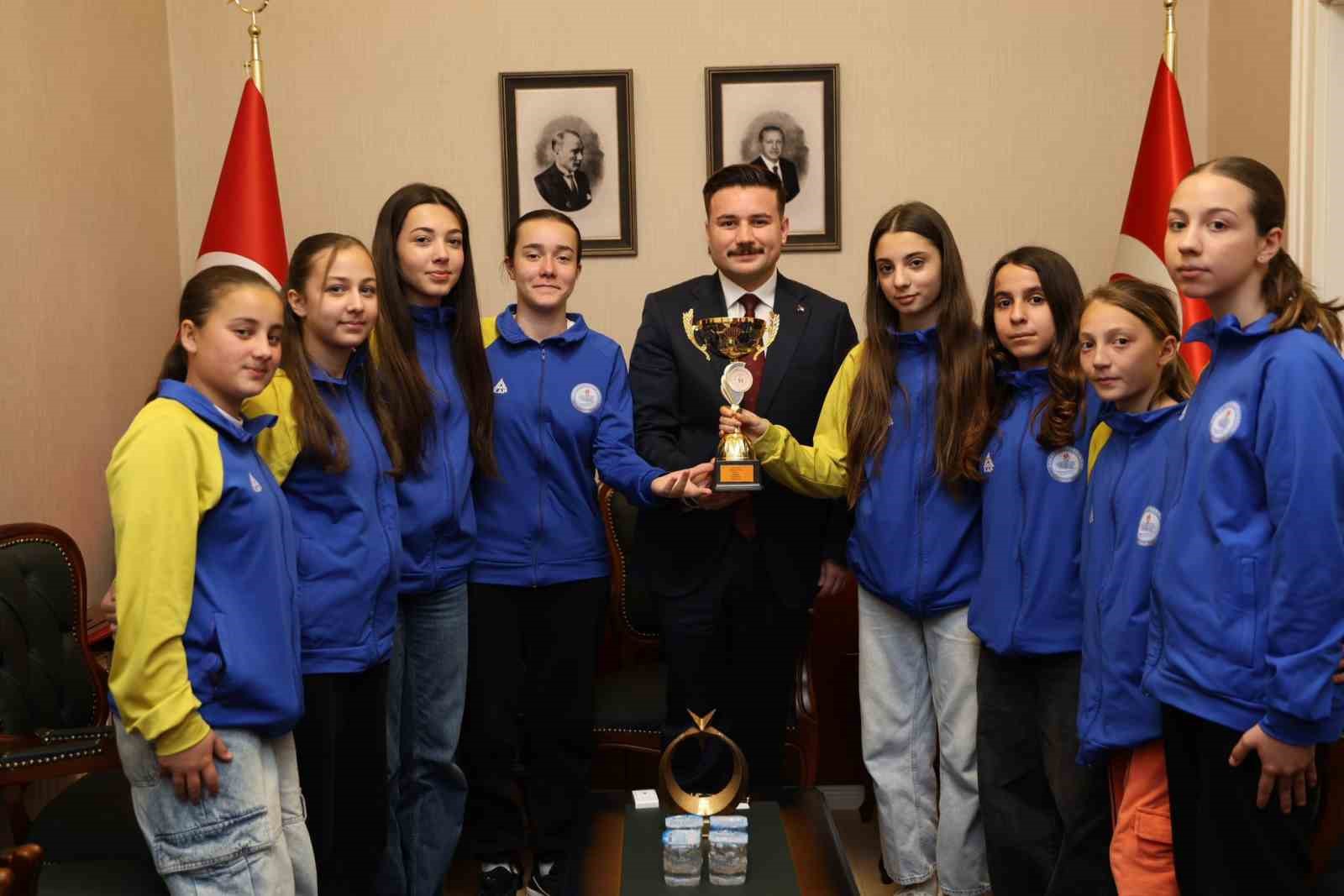 G&ouml;k&ccedil;eada&rsquo;nın şampiyon kızları kaymakamlık makamında ağırlandı
