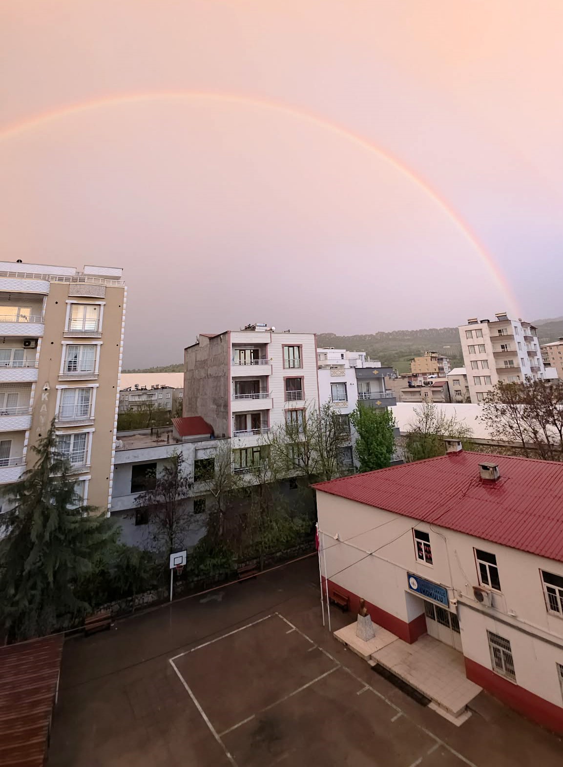 &Ccedil;ermik&rsquo;te yağmur sonrası oluşan g&ouml;kkuşağı g&ouml;rsel ş&ouml;len sundu
