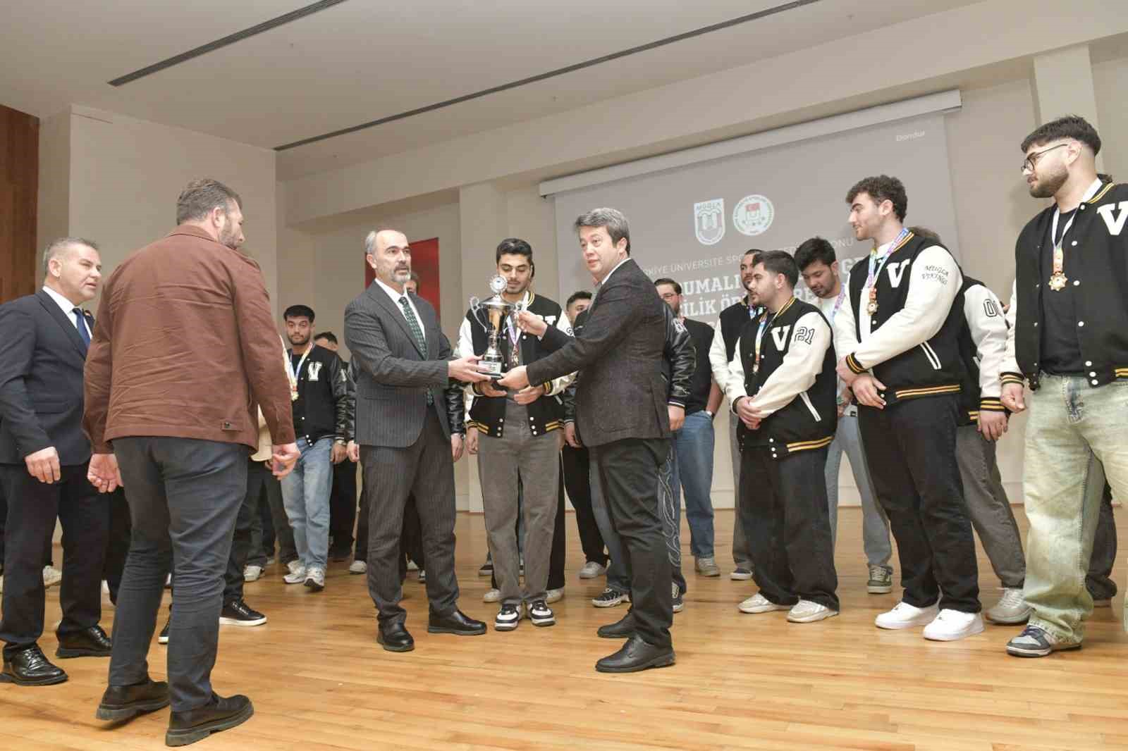 Zirvenin sahibi MSK&Uuml;: Korumalı futbolda s&uuml;per lige y&uuml;kseldi
