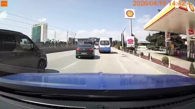 Bursa&rsquo;da trafikte tehlikeli anlar: Makas atan s&uuml;r&uuml;c&uuml; kazaya davetiye &ccedil;ıkardı
