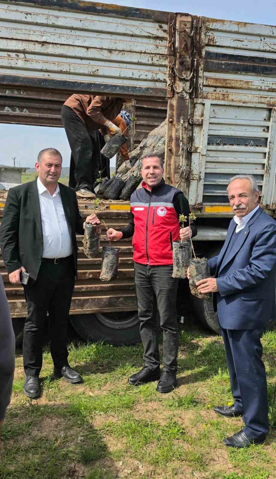 Dicle&rsquo;de &ccedil;ift&ccedil;ilere y&uuml;zde 100 hibeli bin 176 adet fıstık &ccedil;&ouml;ğ&uuml;r&uuml; dağıtıldı
