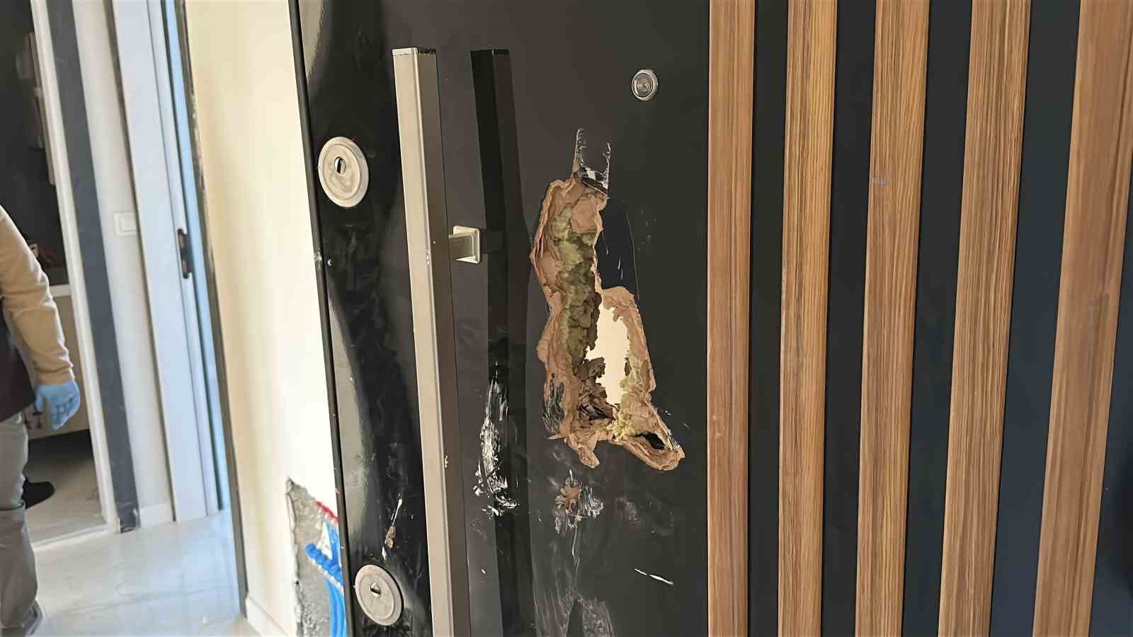 Kapıyı par&ccedil;alayarak takılmamış lavabo bataryalarını &ccedil;aldılar
