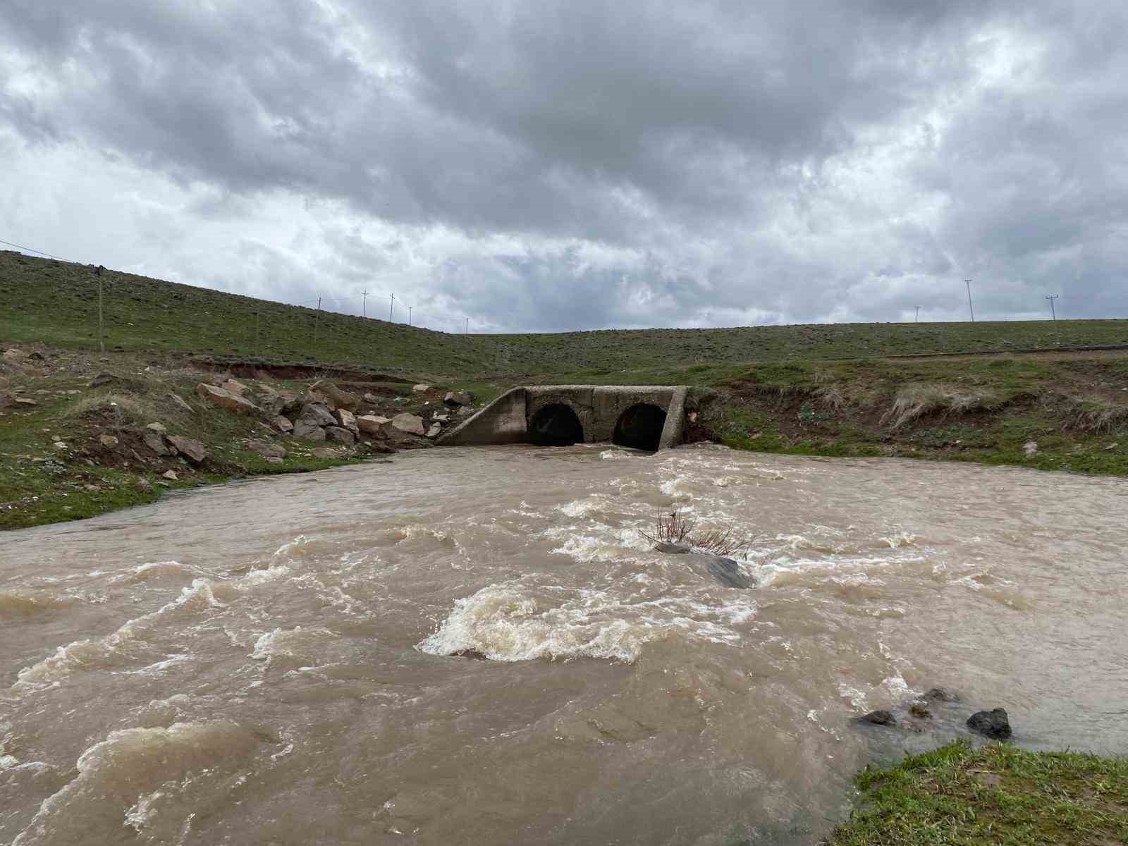 Ağrı&rsquo;da kar suyu dereleri coşturdu
