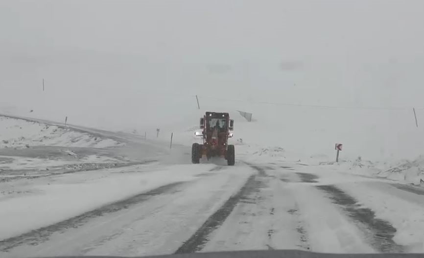 Ardahan&rsquo;ın y&uuml;ksek kesimlerinde kar ve tipi ulaşımı aksatıyor

