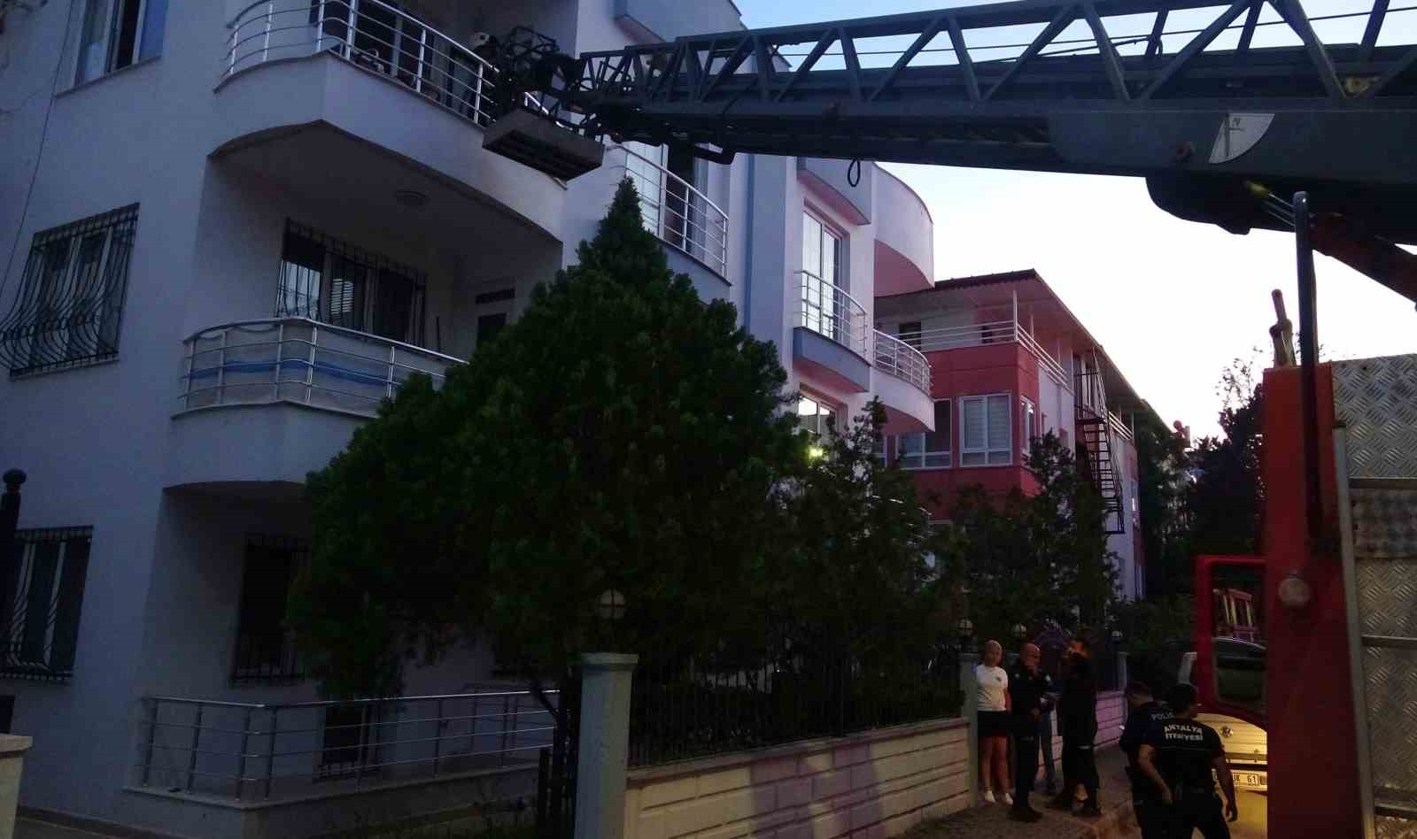 Bunalıma girip evini yakan genci ekipler kurtardı
