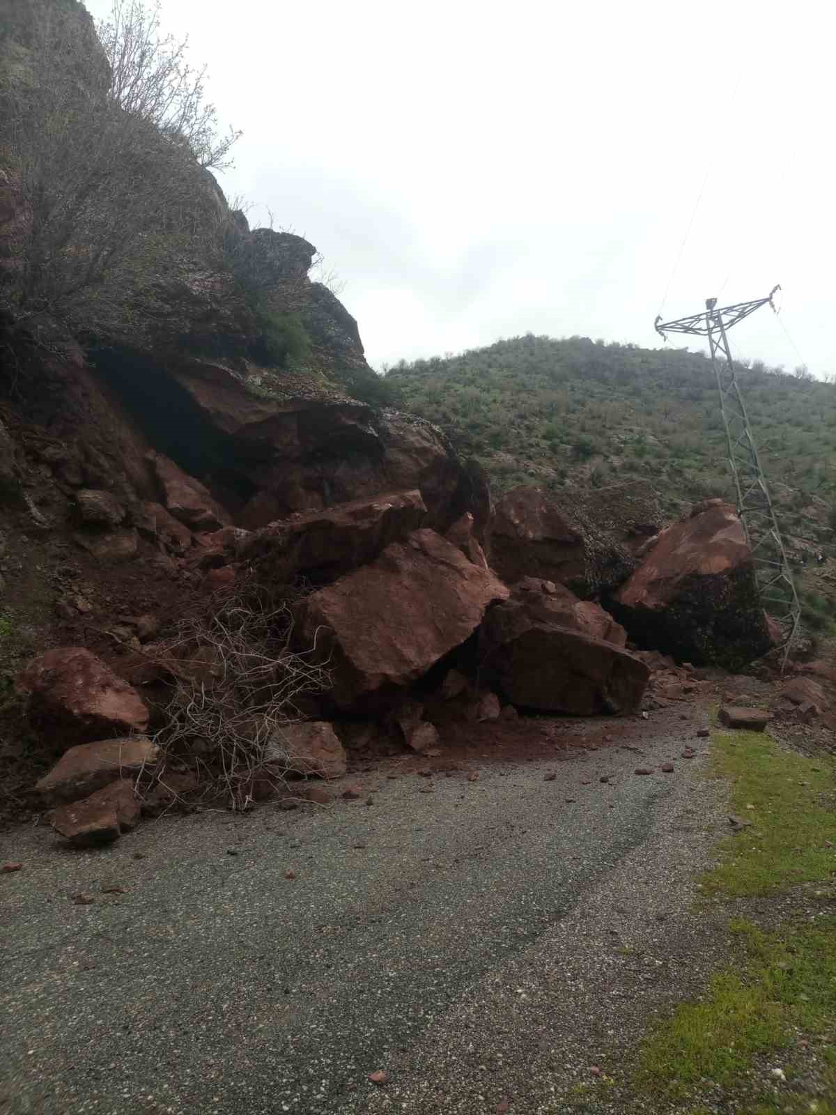 Batman&rsquo;da dağdan kopan dev kayalar 10&rsquo;dan fazla yolu ulaşıma kapattı
