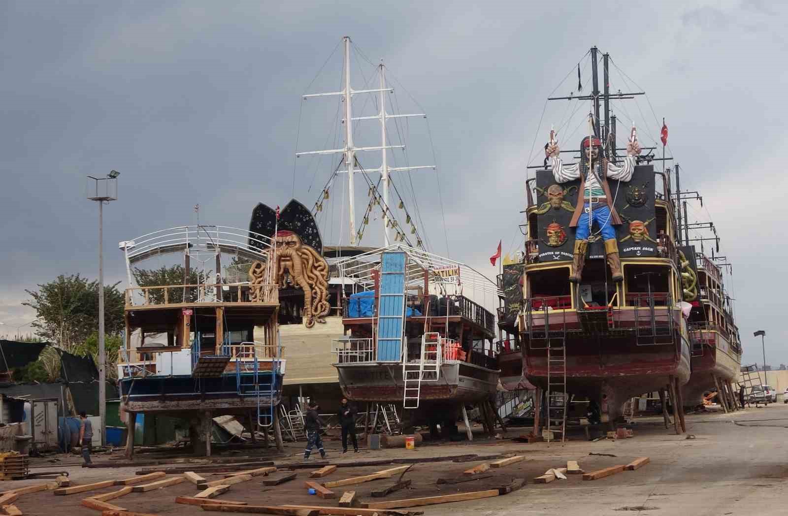 Turizm sezonu &ouml;ncesi gezi tekneleri bakıma alındı
