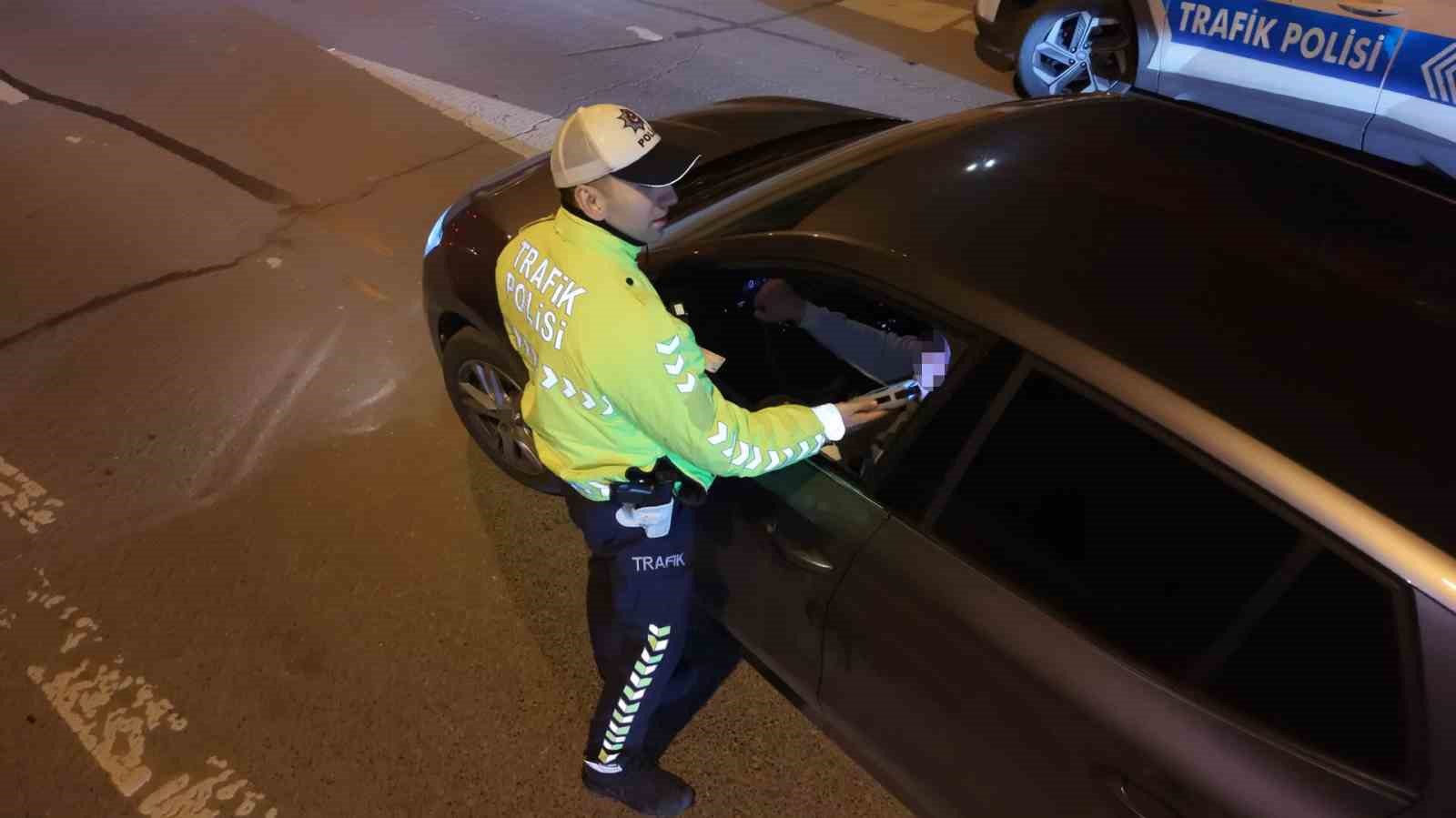 Kadık&ouml;y&rsquo;de alkol denetimi: Alkoll&uuml; s&uuml;r&uuml;c&uuml;lere ge&ccedil;it yok
