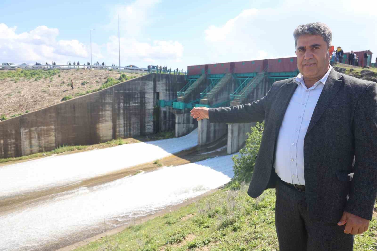 25 yıl sonra ger&ccedil;ekleşen tarihi anlara tanıklık etmek isteyen vatandaşlar, baraj kapaklarının a&ccedil;ıldığı anları meraklı g&ouml;zlerle izledi
