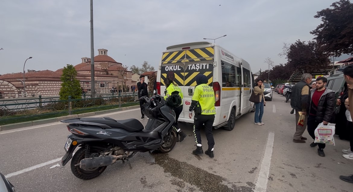 Bursa&rsquo;da iş&ccedil;i servisine motosiklet &ccedil;arptı: 2 yaralı

