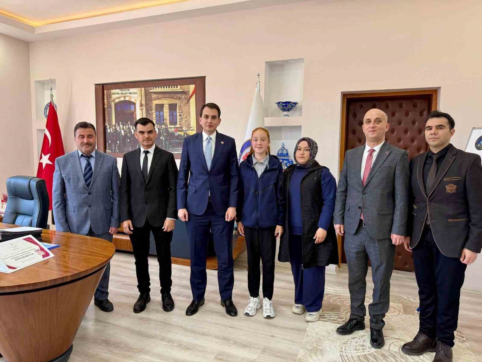 Hisarcık Kaymakamı Erkan Atam&rsquo;dan başarılı &ouml;ğrenciye &ouml;d&uuml;l
