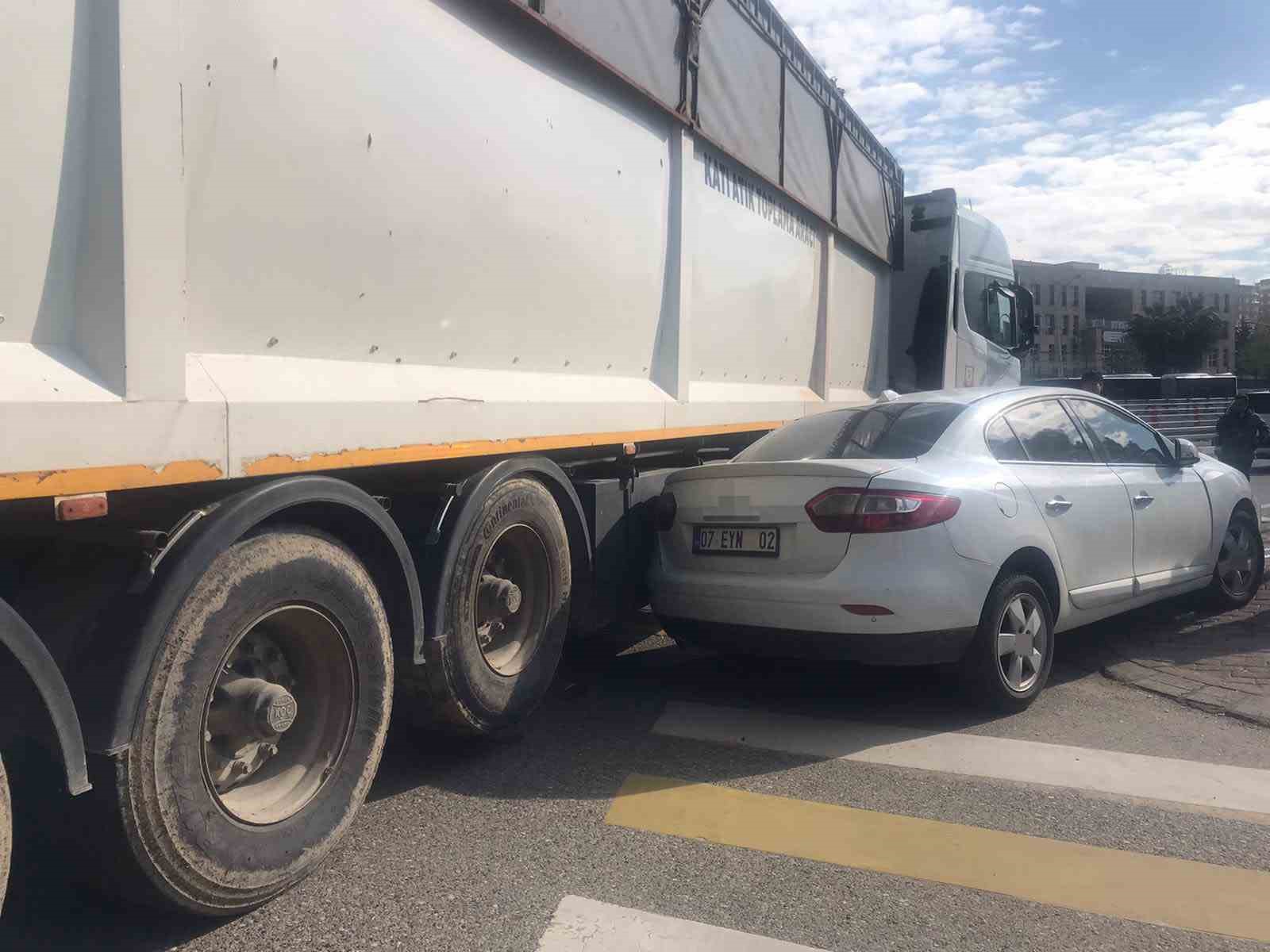 Otomobil kaldırımdaki &ouml;ğrencilere &ccedil;arptı: 2 yaralı
