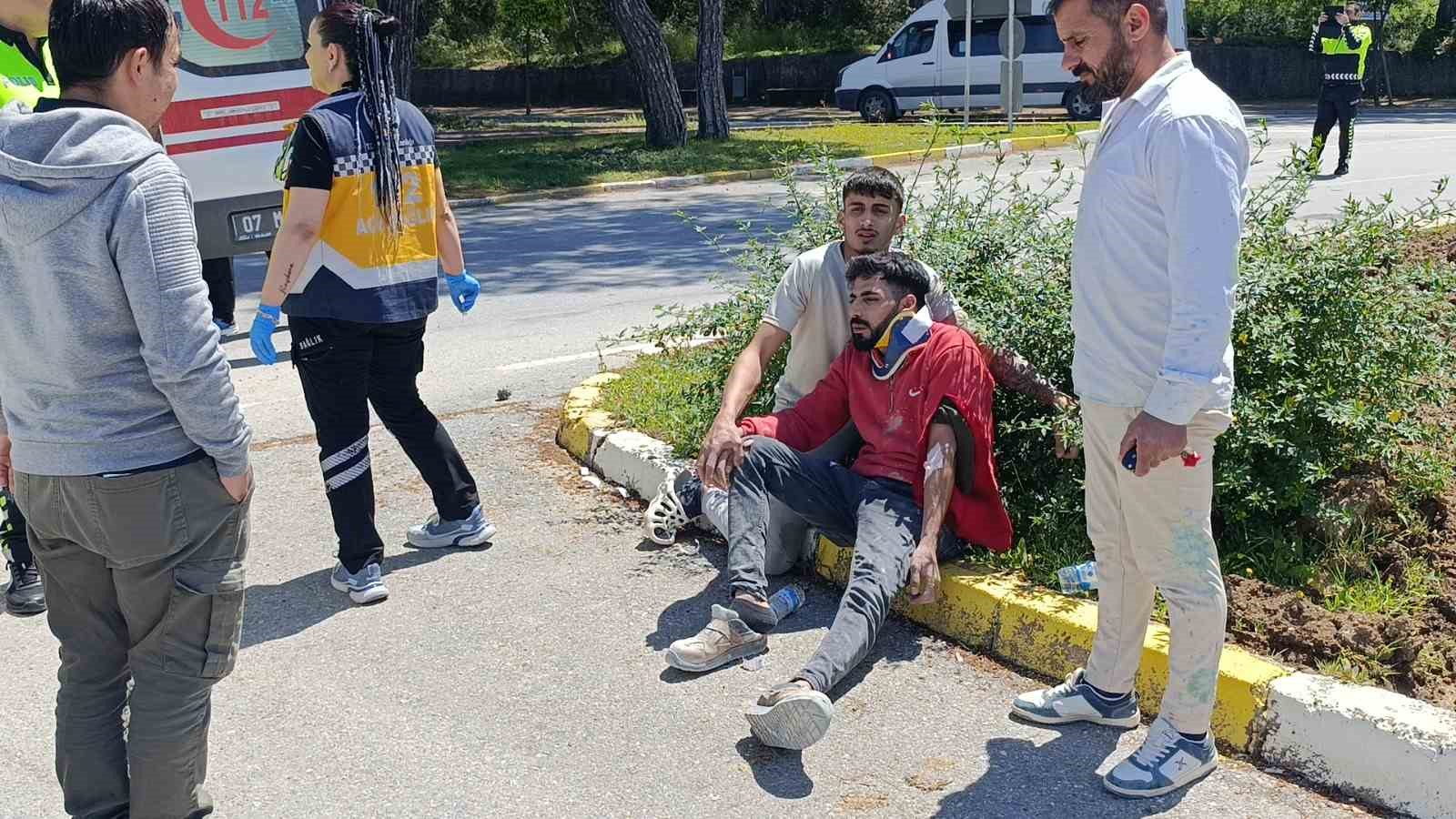 Minib&uuml;slerin &ccedil;arpıştığı kazada s&uuml;r&uuml;c&uuml;ler yaralandı
